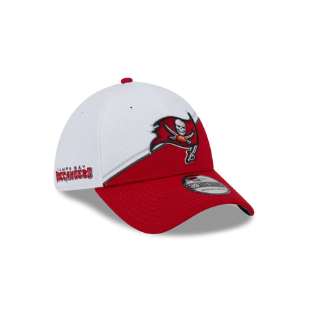 Tampa Bay Buccaneers 2023 Sideline White 39THIRTY Stretch Fit Hat