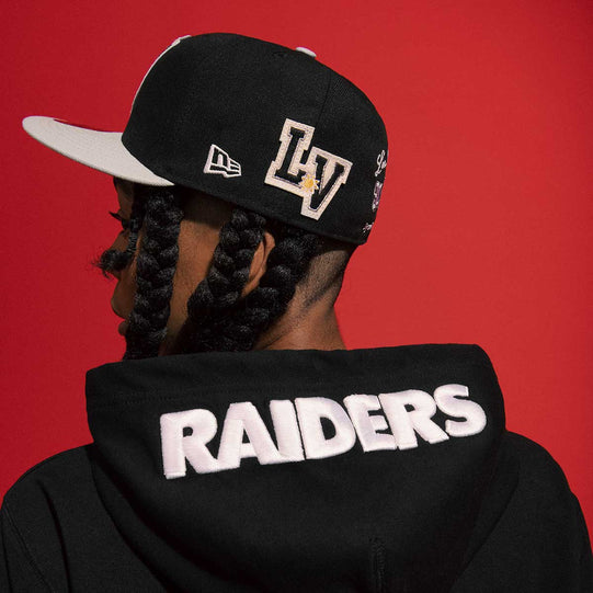 Los Vegas Raiders 59FIFTY Fitted and hoodie on model